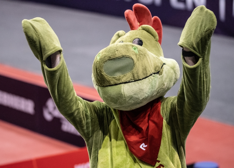 Für das anschließende Halbfinale im Mixed-Doppel aninmierte Rackedino die Zuschauer noch einmal kräftig. (©Gohlke)