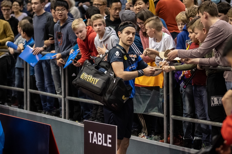Zur Autogrammstunde am Spielfeldrand wurde er danach natürlich trotzdem gebeten. (©Gohlke)