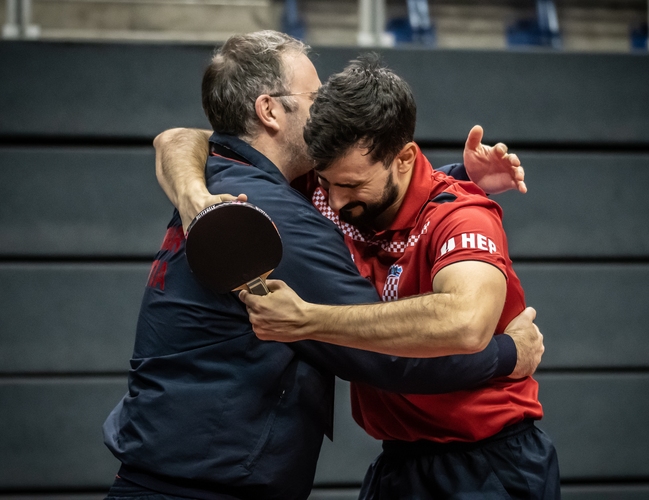... selbst in der Vorrunde der German Open waren schon viele Stars zu bewundern. Andrej Gacina hatte großen Grund zur Freude. Er setzte sich mit 15:13 im siebten Satz gegen Omar Assar durch. (©Gohlke)