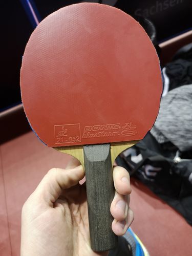 Auch sein Holz ist von Donic, das Modell Ovtcharov No. 1 Senso. Vollendet wird das Schlägerpaket durch den Donic Bluestorm Z1 Turbo auf der Rückhand. Damit spielt Lind eins zu eins den gleichen Schläger wie sein Ligakonkurrent Fan Bo Meng. (©Gohlke)