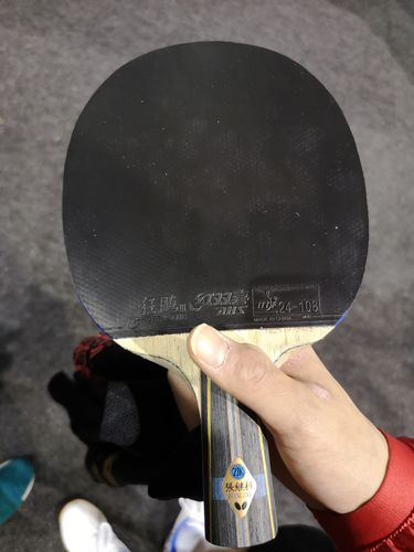 Der Chinese Xu Haidong ist für seinen Penholder-Spielstil bekannt. Auch er nutzt den schwarzen Belag mit seiner Vorhand. Es handelt sich hier um den DHS Hurricane III. (©Gohlke)
