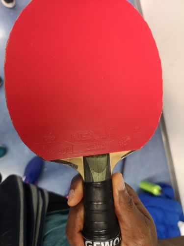Auf der anderen Seite spielt Aruna, der ab Sommer in der TTBL für Fulda aufschlägt, den gleichen in rot. (©Gohlke)