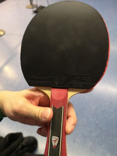 Auch Jun Mizutani vertraut auf sein eigenes Holz. Es ist das Jun Mizutani ZLC. Der Butterfly Dignics scheint in der Weltelite ein weit verbreiteter und beliebter Belag zu sein. (©Gohlke)