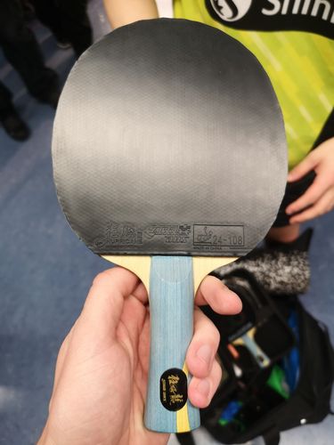 Südkoreas An Jaehuyn scheiterte in der Runde der letzten 32 am späteren Sieger Xu Xin. Sein Holz, das DHS Hurricane Hao 3, sieht jedenfalls edel aus. Seine Offensivschläge übt der 20-Jährige wie so viele Asiaten mit dem DHS Hurricane III aus. (©Gohlke)