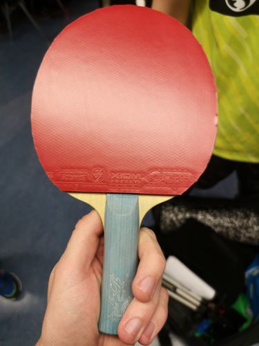 Auf der Rückhand spielt er einen XIOM-Belag, den Omega VII Pro. (©Gohlke)