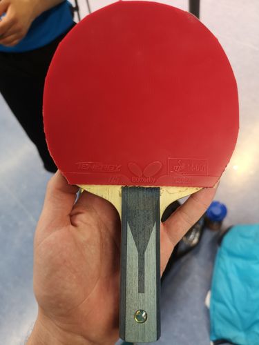 Auf der Rückhandseite schlägt er mit dem klassischen Tenergy 05, der auf seinem Holz Timo Boll ALC befestigt ist. (©Gohlke)