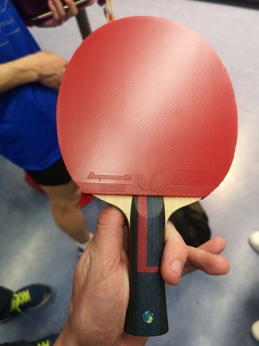 Sein Holz trägt seinen Namen. Es ist das Lin Gaoyuan ALC, das hier unter seinem Rückhandbelag Butterfly Dignics 05 hervorscheint. (©Gohlke)