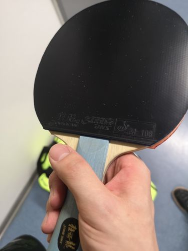 Und das ist das Holz des diesjährigen German-Open-Finalisten Ma Long: DHS Hurricane Long V. Die China-Legende hat darauf einen DHS Hurricane III (Vorhand) kleben, den er in seinem Spiel mit viel Gefühl einsetzt. (©Gohlke)