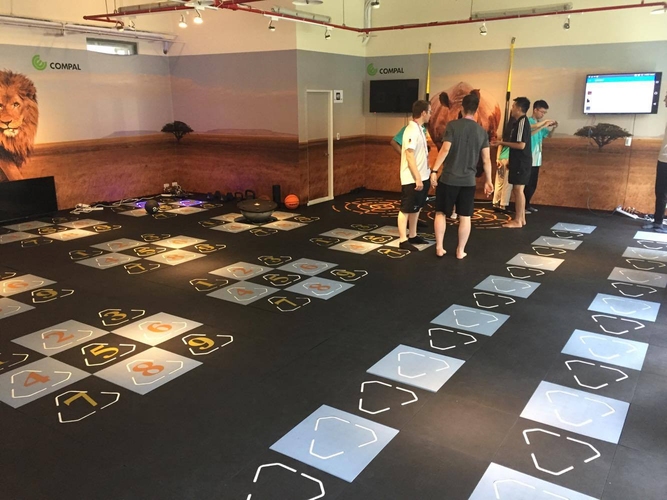 Im Spielezimmer können sich die Athleten der verschiedenen Sportarten in ungewöhnlichen Disziplinen miteinander messen (©privat)