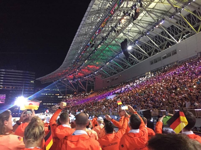 Das Warten hat sich gelohnt. Die Sportler ziehen in die prall gefüllte Arena ein (©privat)