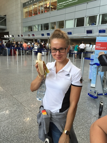 Kleine Stärkung für Katharina Michajlova vor dem langen Flug (©privat)