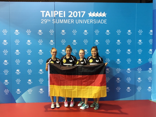 Die deutsche Flagge wird zwar nicht bei der Siegerehrung gehisst, das deutsche Team posiert dennoch gerne hinter den deutschen Farben (©privat)