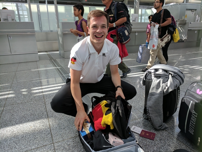Für Gianluca Walther ist es das erste Mal. Nach mehrmaligem Studium der adh-Packliste ist das Gepäck verstaut und kann aufgegeben werden (©privat)