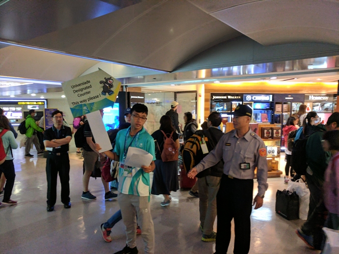 Die Athleten werden freundlich am Flughafen empfangen... (©privat)
