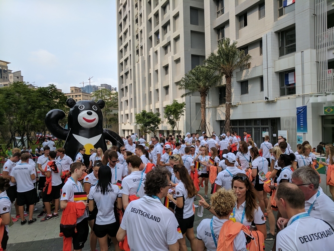 Gruppenfoto des kompletten deutschen Teams vor dem Universiade-Maskottchen (©privat)