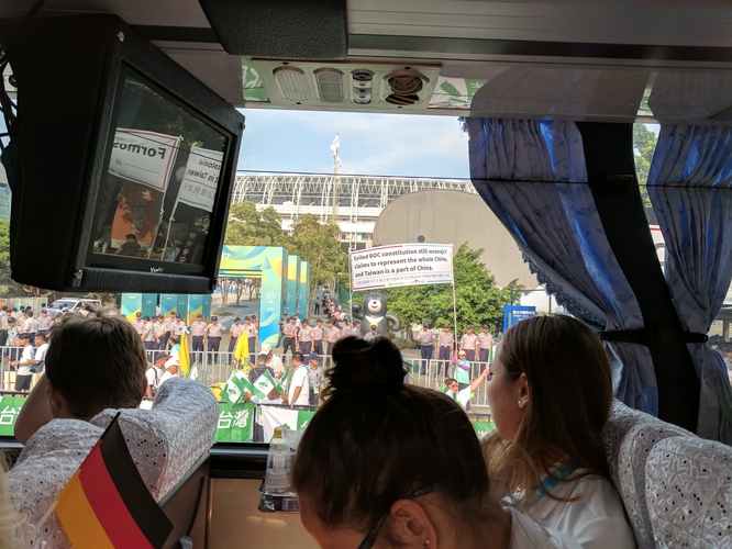 Auf dem Weg ins Stadion begegnen den Delegationen einige Demonstranten (©privat)