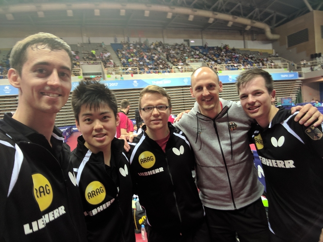 Obwohl die Universiade für die deutschen Tischtennisspieler bereits am Montag beendet war, strahlten sie mit ihrem Delegationsleiter Oliver Jetter um die Wette (©privat)