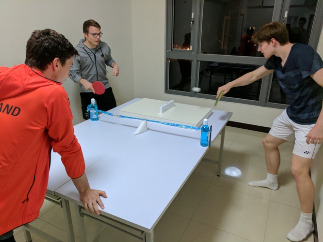 Im deutschen Apartment wird mit den Badminton-Cracks Tischtennis gespielt (©privat)