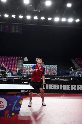Apropos spektakulär: Sein Gegner Andrei Putuntica warf den Ball zum Aufschlag ungewöhnlich hoch. (©ETTU)
