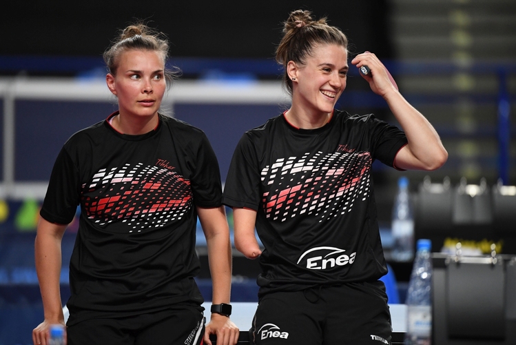 Die Gastgeberinnen sind gut gelaunt: Polens Asse Katarzyna Grzybowska-Franc und Natalia Partyka. (©ETTU)
