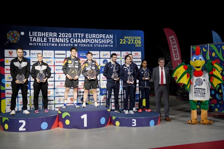 Das Bild des Tages: Nina Mittelham und Dang Qiu sind die neuen Europameister im Mixed-Doppel! (©ETTU)