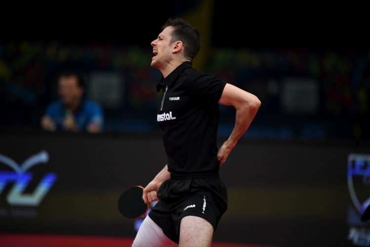 Autsch! Ärgert sich Ovidiu Ionescu nur über einen verschlagenen Ball oder hat er es im Rücken? Auf jeden Fall ist er weiter! (©ETTU)