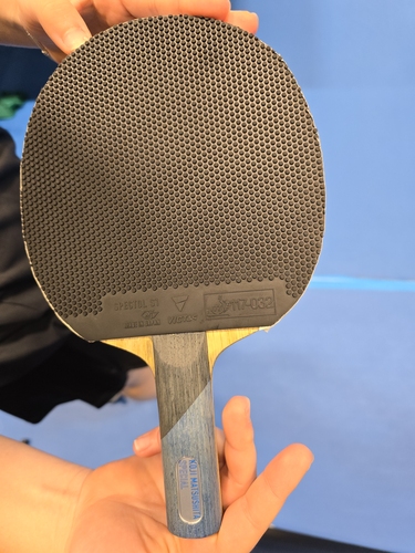 Auf der Rückhand ist die Tostedterin mit kurzen Noppen unterwegs. Hier spielt sie den Spectol S1. (©Gohlke)