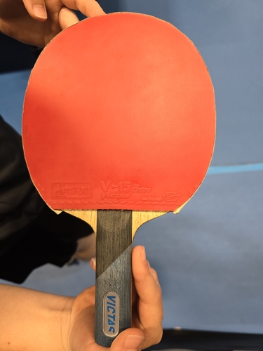Lena Gottschlich hat das VICTAS Koji Matsushima Special in der Sporttasche. Auf der Vorhand klebt ein V>15 Extra. (©Gohlke)