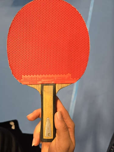 Ehemals bei Tostedt, jetzt beim ttc berlin eastside unter Vertrag ist Mia Griesel. Sie spielt mit dem Butterfly-Holz Innerforce Layer ZLC. Ihre kurzen Noppen stammen vom Challenger Attack. (©Gohlke)