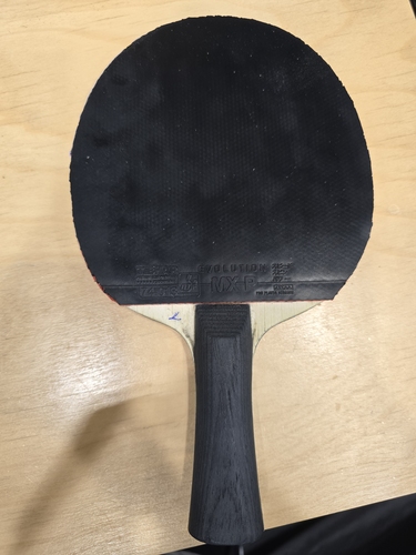 Lukas Wang spielt mit einem Musterholz des Tibhar Libra, auf der Vorhand klebt ein Tibhar Evolution MX-P. (©Gohlke)