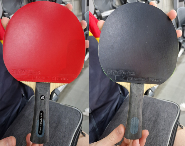 Schwarze Rückhand: andro Rasanter R48, rote Vorhand: andro Rasanter C53 - Holz: andro Synteliac VCI Off. (©Gohlke)