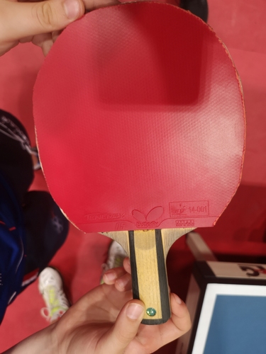Der Zwölfjährige spielt mit einem Tenergy 05 auf einem Innerforce Layer ZLC. (©Gohlke)