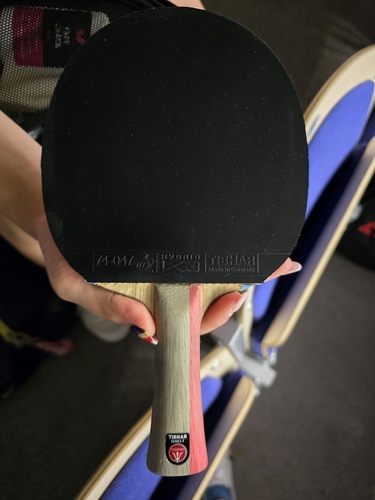 Die frischgebackene Europameisterin im Einzel der Mädchen 19, Bianca Mei Rosu, spielt mit dem TIBHAR-Holz Fortino Force und dem TIBHAR Hybrid K3 auf der Vorhand. (©Gohlke)