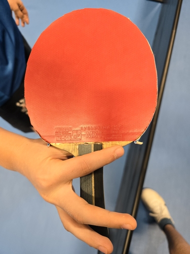 Auf der Rückhand greift Faso mit dem TIBHAR Evolution MX-P an. Mit dieser Kombination schaffte es der 13-Jährige immerhin bis ins Halbfinale im Doppelwettbewerb. Im Einzel sowie im Mixed, zusammen mit der Deutschen Koharu Itagaki, schied er jeweils im Viertelfinale aus. (©Gohlke)