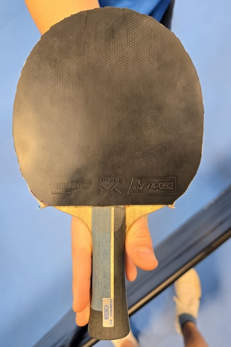 Das italienische Nachwuchstalent Danilo Faso spielt auf der Vorhand den Hybrid MK von TIBHAR. In Sachen Holz vertraut er auf das TIBHAR Hybrid ZC Inside, das nur in Asien vertrieben wird. (©Gohlke)