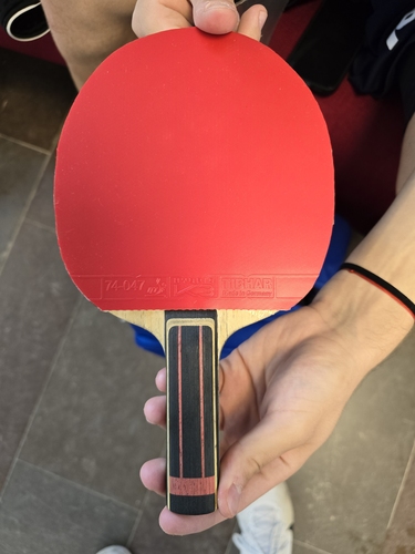 Auch auf der Rückhandseite spielt der 19-Jährige den Hybrid K3. Neben dem 1. Platz im Doppel freute sich der Zweitligaspieler vom 1. FC Saarbrücken II über Bronze im Einzel. Im Mixed war im Viertelfinale Endstation. (©Gohlke)