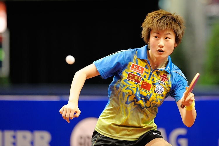  Ding Ning: Die Karriere, die sich 2005 bei der Jugend-WM in Linz andeutete, konnte Ding Ning in den folgenden 15 Jahren bestätigen. Die dreifache Jugend-Weltmeisterin (Einzel, Doppel, Team) stieg durch ihre frühen Erfolge im Jahr 2005 bereits in die Top 100 der Welt ein, an ihre Spitze setzte sie sich erstmals im November 2011 und verweilte da - mit Unterbrechungen - insgesamt fast viereinhalb Jahre lang. Neben drei Weltmeister- und drei World-Cup-Titeln krönte sie ihre Erfolgsliste 2016 mit dem Gewinn von olympischem Einzelgold. 2021 gab Ding ihr Karriereende bekannt, danach widmete sie sich ihrem Studium an der Universität Peking. (©Roscher)