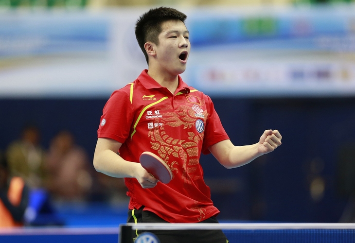  Fan Zhendong: Die aktuelle Nummer eins der Welt gewann die Jugend-WM im Jahr 2012 im Alter von nur 15 Jahren. Wie ein Jahr zuvor Koki Niwa besiegte auch er Lin Gaoyuan im Finale und durfte ein Jahr später bereits zur Erwachsenen-WM nach Paris mitfahren. Auch bei den Älteren machte Fan bald von sich reden und holte 2016 zum ersten Mal den World Cup, den er insgesamt viermal gewann. Der bislang bedeutendste Titel wartete bei der WM in Houston auf ihn, als er sich zum Einzel-Weltmeister krönte, bei den Olympischen Spielen im selben Jahr musste er noch Ma Long den Vortritt lassen. In der Weltrangliste ist Fan dagegen seit April 2020 die unumstrittene Nummer eins. (©ITTF)