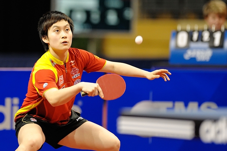  Feng Yalan: Nach ihrem Finalsieg bei der Jugend-WM 2006 fasste Feng Yalan auch bei den Erwachsenen Fuß und gehörte lange Zeit zu den besten 20 Spielerinnen der Welt. Zudem konnte die Chinesin ein paar World-Tour-Turniere gewinnen, zum Beispiel die German Open 2010 in Berlin. Der eine oder andere deutsche Tischtennisfan wird sich gegebenenfalls auch noch an ihren Auftritt bei der WM 2017 in Düsseldorf erinnern, wo Feng nach längerer internationaler Pause mit dem Dänen Jonathan Groth ein gemischtes Doppel bildete, allerdings bereits im Achtelfinale ausschied. Sie kratzte zeitweise an den Top 10 der Weltrangliste, den Schritt nach ganz oben verhinderte allerdings die starke chinesische Konkurrenz. (©Roscher)