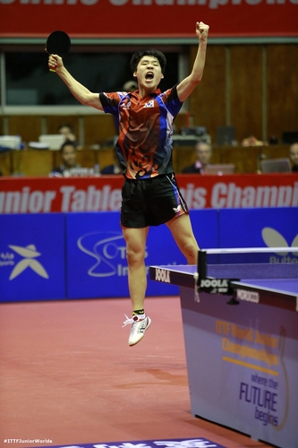  Jang Woojin: Der Südkoreaner Jang Woojin war schon ein paar Jahre auf dem Junior-Circuit der ITTF unterwegs, als ihm 2013 der erste große internationale Wurf gelang und er sich zum Jugend-Weltmeister krönte. Dafür musste er sich im Finale gegen den Chinesen Zhou Kai durchsetzen. Bei den Erwachsenen gelangen ihm auf der World Tour einige Erfolge, bei Weltmeisterschaften war das Erreichen des Viertelfinals im Einzel bislang sein bestes Ergebnis. Aktuell ist Jang 18. der Welt, seine bisherige Bestmarke liegt auf dem neunten Platz (2019). (©ITTF)