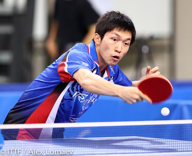 Jeong Sang-Eun: Der Südkoreaner Jeong Sang-Eun setzte sich im Finale der Jugend-WM 2007 in Kalifornien gegen den Chinesen Xu Ruifeng durch. Danach versuchte er sein Glück im Erwachsenenbereich und war Gast vieler Pro-Tour-Turniere, bevor es 2016 etwas ruhiger um ihn wurde. 2017 kehrte er dann mit einem Paukenschlag zurück: Bei den Asienmeisterschaften warf er den Weltranglistenersten Ma Long in der dritten Runde aus dem Turnier und kämpfte sich bis ins Finale vor, wo er der heutigen Nummer eins der Welt, Fan Zhendong, unterlag. Jeong selbst wurde zu diesem Zeitpunkt wegen Inaktivität nicht mehr in der Weltrangliste geführt. Bei der WM in Düsseldorf erreichte er zudem das Achtelfinale. (©ITTF)
