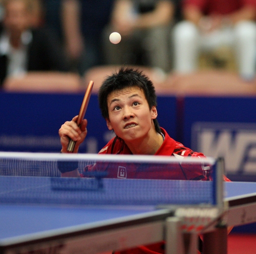  Kenta Matsudaira: Im Finale gegen Xu Ke holte sich Kenta Matsudaira bei der Jugend-WM 2006 den Einzeltitel, nachdem er zuvor schon bei den Asiatischen Jugendmeisterschaften geglänzt hatte. Der Japaner, der unter anderem für seinen Tomahawk-Aufschlag bekannt ist, etablierte sich auch im Erwachsenenbereich und erreichte hier 2017 und 2018 seinen Höhepunkt, als er es schaffte, die Top 10 zu knacken. Zudem war der Jugend-Weltmeister von 2006 mehrere Jahre in der Bundesliga, unter anderem für den TTC Frickenhausen, aktiv. Sein letztes internationales Spiel bestritt Matsudaira im Jahr 2019. (©Roscher)