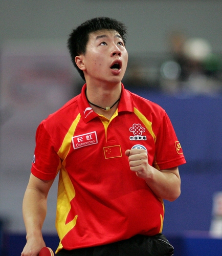  Ma Long: Im Alter von 16 Jahren holte sich Ma Long bei der Jugend-WM 2004 den Einzeltitel. Dafür musste er im Finale an dem Südkoreaner Cho Eon-rae vorbei. Inzwischen ist der Chinese 34 Jahre alt und hat so ziemlich alles gewonnen, was man gewinnen kann. So wurde er unter anderem zweimal Olympiasieger im Einzel, dreimal Weltmeister und gewann zweimal den World Cup. Die Tischtenniswelt stimmt darin überein, Ma als "G.O.A.T" (Greatest Player Of All Time) zu bezeichnen. Aktuell ist er die Nummer drei der Welt. (©Roscher)
