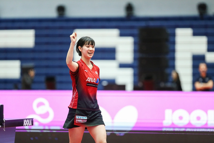  Miyu Nagasaki: Im rein japanischen Finale gegen Haruna Ojio krönte sch Miyu Nagasaki 2019 zur Jugend-Weltmeisterin. Zugleich sicherte sie sich mit Miyuu Kihara (Jugend-Weltmeisterin 2022) auch noch die Krone im Damen-Doppel - ein zweifacher Erfolg, der bis dahin einzig chinesischen Spielern vorbehalten war. Dass das Duo auch im Erwachsenenbereich Weltklasse ist, bewiesen Nagasaki und Kihara noch im selben Jahr bei den World Tour Grand Finals, wo sich die beiden Youngsters Gold sicherten. Inzwischen ist Nagasaki regelmäßig bei WTT-Turnieren zu sehen, bei der WM 2022 in Chengdu trug sie ihren Teil zur Silbermedaille des japanischen Teams bei. In der Weltrangliste ist sie auf Platz 40 zu finden.