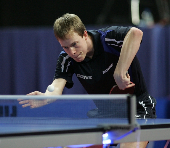  Patrick Baum: Bis heute ist Patrick Baum der einzige deutsche Jugend-Weltmeister. Der damals 18-Jährige holte sich 2005 im österreichischen Linz Gold im Einzel, indem er den Japaner Jun Mizutani im Finale bezwang. Auch im Erwachsenenbereich feierte er international in den folgenden Jahren Erfolge. So wurde er 2010 und 2011 Vize-Europameister hinter Timo Boll und gewann bei der WM 2012 Silber mit der Mannschaft. Seine beste Weltranglistenposition erreichte er 2014 mit Rang 14. Seit 2019 ist Baum nicht mehr auf der internationalen Bühne aktiv, dafür ist er aktuell Spieler beim TTBL-Verein TTC Zugbrücke Grenzau. (©Roscher)