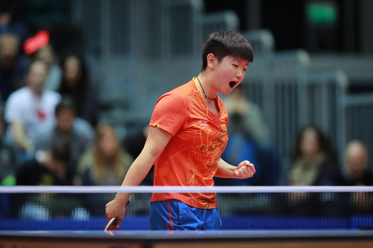  Sun Yingsha: Das Duell zwischen Sun Yingsha und Wang Manyu, das man im Finale der Jugend-WM 2017 beobachten konnte, wird man in den nächsten Jahren sicher noch einige Male in Endspielen sehen. Bei dieser Begegnung ging Sun als Siegerin hervor und trug sich damit in die Siegerliste der Jugend-WM ein. Im selben Jahr trat sie zum ersten Mal bei einem World-Tour-Turnier im Erwachsenenbereich an und gewann dieses sogleich. Ihr WM-Debüt feierte sie 2019, wo sie gleich Gold im Doppel gewann. Im Einzel stand sie bei den drei größten Turnieren, WM, World Cup und Olympischen Spielen, zwar jeweils schon im Finale, die Goldmedaille fehlt ihr aber noch. Nichtsdestotrotz ist Sun seit Mitte Juli die Nummer eins der Welt. (©ITTF)