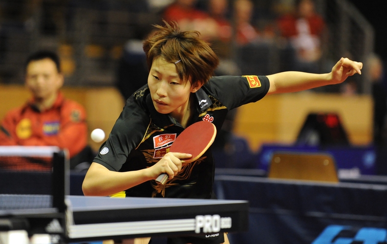  Wu Yang: Als Abwehrspielerin hatte es Wu Yang während ihrer Karriere vor allem oft gegen ihre eigenen Teamkameradinnen schwer. Bei der Jugend-WM 2009 spielte sich die Chinesin jedoch nach ganz vorne, indem sie Gu Yuting im Finale bezwang. Aber auch im Erwachsenenbereich sammelte Wu Erfolge, bei allen drei Weltmeisterschaften, die sie für China bestreiten durfte, scheiterte sie erst jeweils im Viertelfinale an einer ihrer Landsfrauen. Beim World Cup 2013 schaffte sie es gar ins Endspiel. Dank ihrer guten Leistungen spielte sie lange Zeit eine wichtige Rolle in der Weltrangliste, ihre Topplatzierung erreichte sie 2014 mit Rang vier. (©Roscher)
