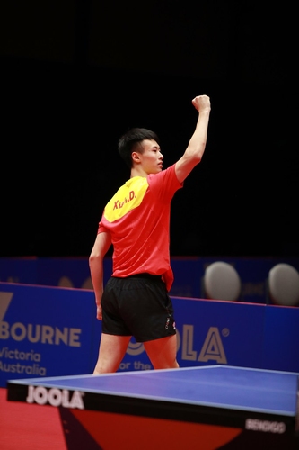 Xu Haidong: Die Jugend-WM 2018 gewann Xu Haidong durch einen Finalsieg gegen den Japaner Yukiya Uda. Zudem sicherte sich der Chinese auch noch die Titel im Doppel und Teamwettbewerb. Auf der internationalen Bühne tauchte Xu bereits im Jahr 2016 auf und ist dort seitdem regelmäßig vertreten. Konstant gute Leistungen gelingen ihm hier in den Doppelkonkurrenzen, wo er auch schon mehrere WTT-Turniere gewinnen konnte. In der Weltrangliste ist Xu auf Platz 181 zu finden. (©ITTF)