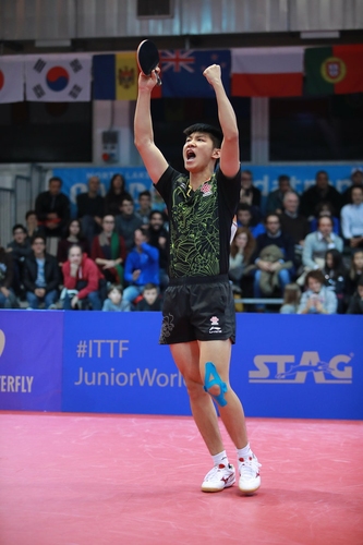  Xue Fei: Der Chinese Xue Fei setzte sich im Finale der Jugend-WM 2017 gegen den Schweden Truls Moregardh durch und holte so die volle Ausbeute im Doppel-, Mixed-, Einzel- und Teamwettbewerb. Nach diesem Vierfach-Triumph tauchte der Penholderspieler vermehrt auch im Erwachsenenbereich auf, wartet hier allerdings noch auf den großen Wurf. In seinem Super-League-Team ist die Nummer 73 der Welt in dieser Saison einer der Leistungsträger. (©ITTF)