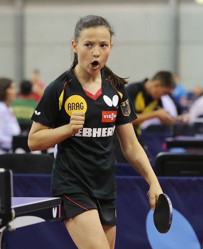 Eine Runde früher als die Schüler mussten sich die Schülerinnen verabschieden: Im Achtelfinale gegen die Rumäninnen unterlagen Anastasia Bondareva und Co. mit 0:3, eine Siegesserie in den Platzierungsspielen sicherte am Ende Rang neun - durchaus zufriedenstellend in Anbetracht der Tatsache, dass sowohl Bondareva als auch Wenna Tu und Jana Kirner auch noch in zwei Jahren in der Schülerinnen-Altersklasse mitspielen dürfen. (©Steinbrenner)